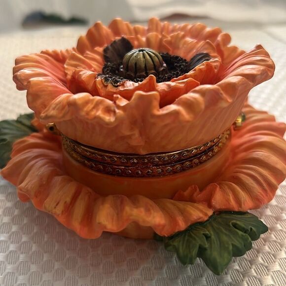 Vintage resin Poppy hinged trinket box with gold trim EVC - Picture 4 of 9